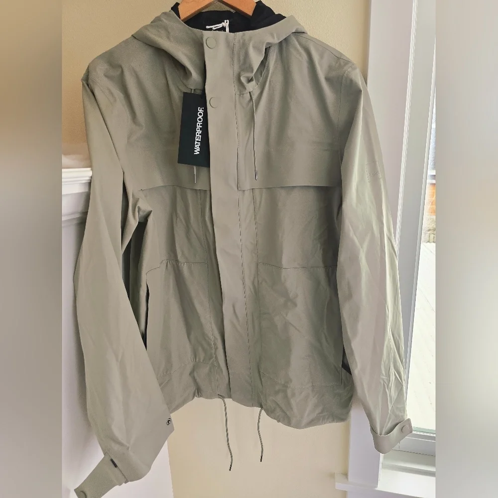 NWT! RAINS, UNISEX, Suva Hardshell Cargo Jacket, Drift, Size Medium, MSRP $285 - Picture 2 of 16